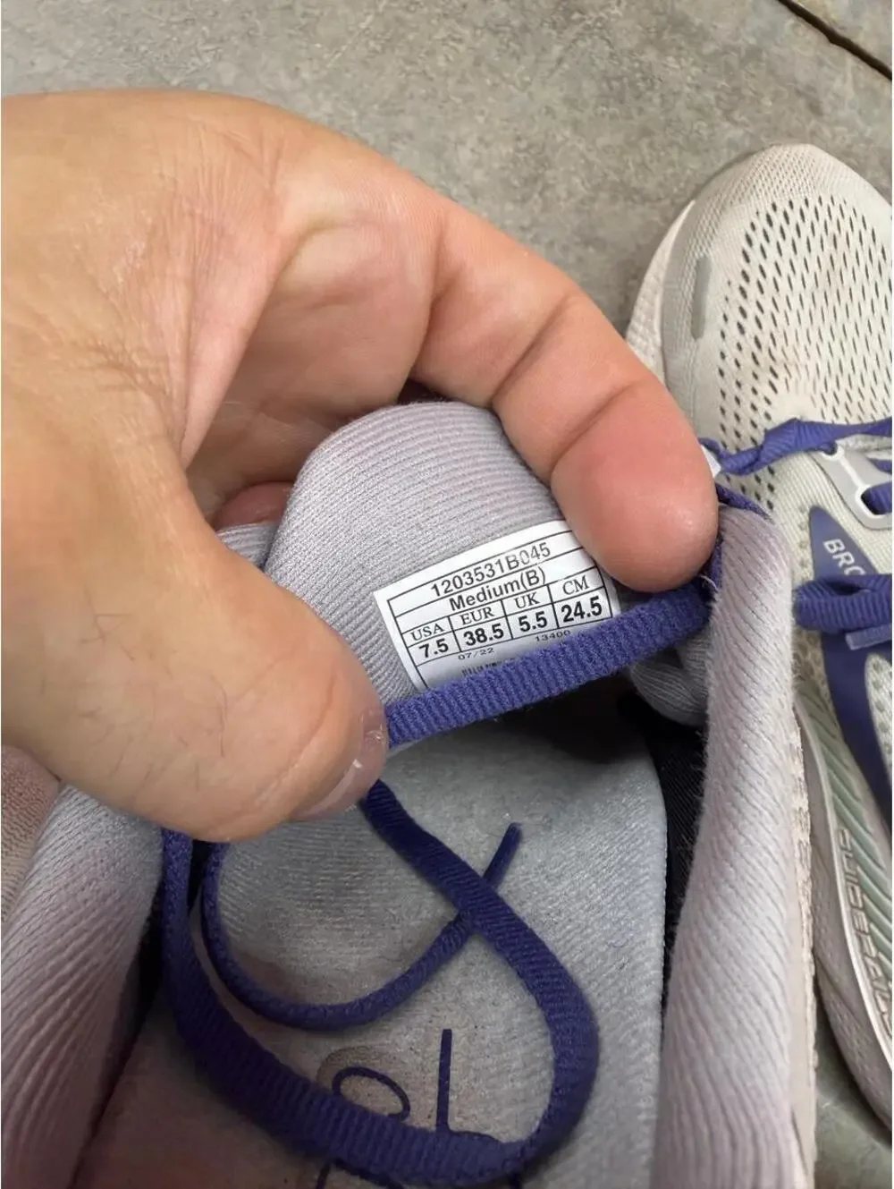 brooks adrenaline gts 22 grey and purple gym shoes size 7.5 WOMENS